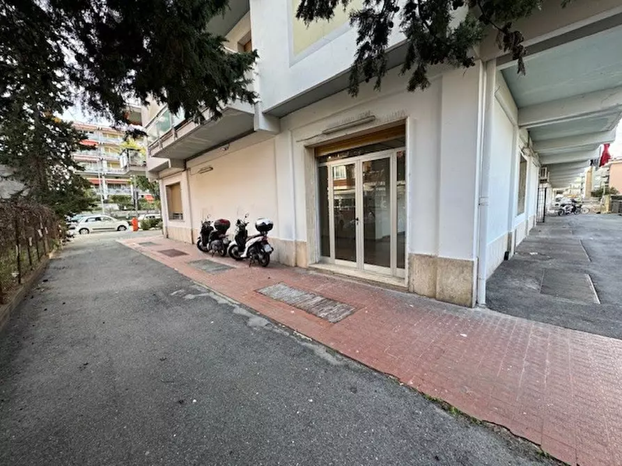 Immagine 4 di Showroom in vendita  in via tacito a Ventimiglia