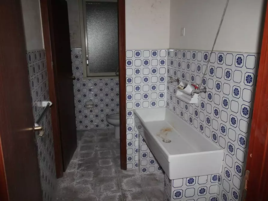 Immagine 8 di Laboratorio in vendita  in VIA TOMASELLI a Gravina Di Catania