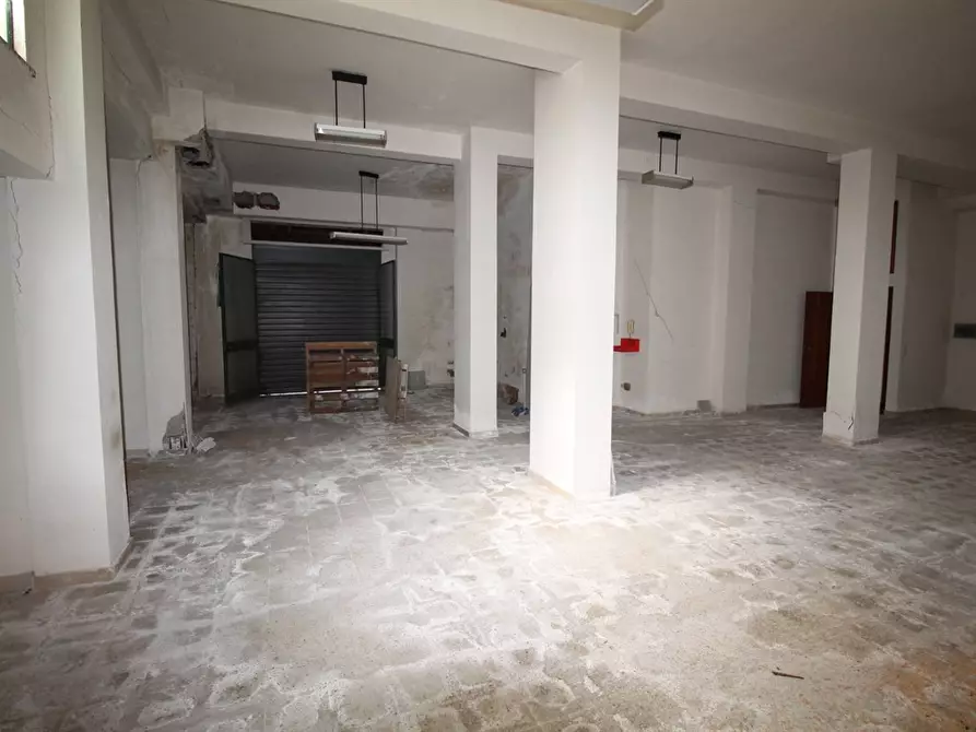 Immagine 5 di Laboratorio in vendita  in VIA TOMASELLI a Gravina Di Catania