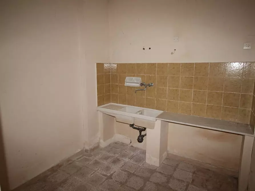 Immagine 9 di Laboratorio in vendita  in VIA TOMASELLI a Gravina Di Catania