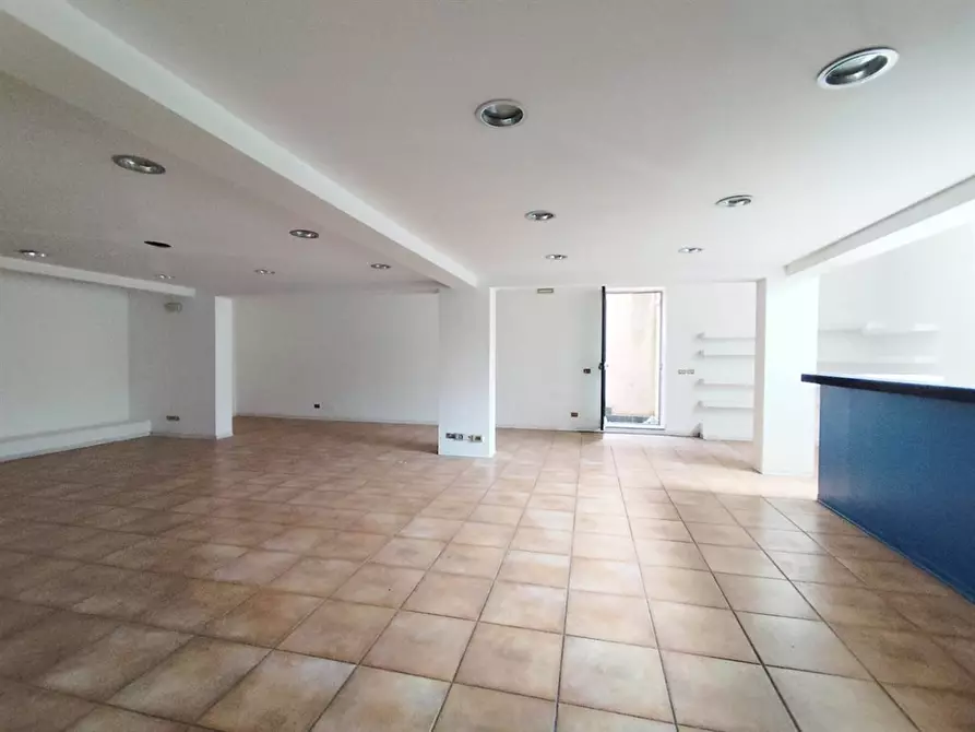 Immagine 8 di Magazzino in vendita  in VIA etnea 179 a Tremestieri Etneo