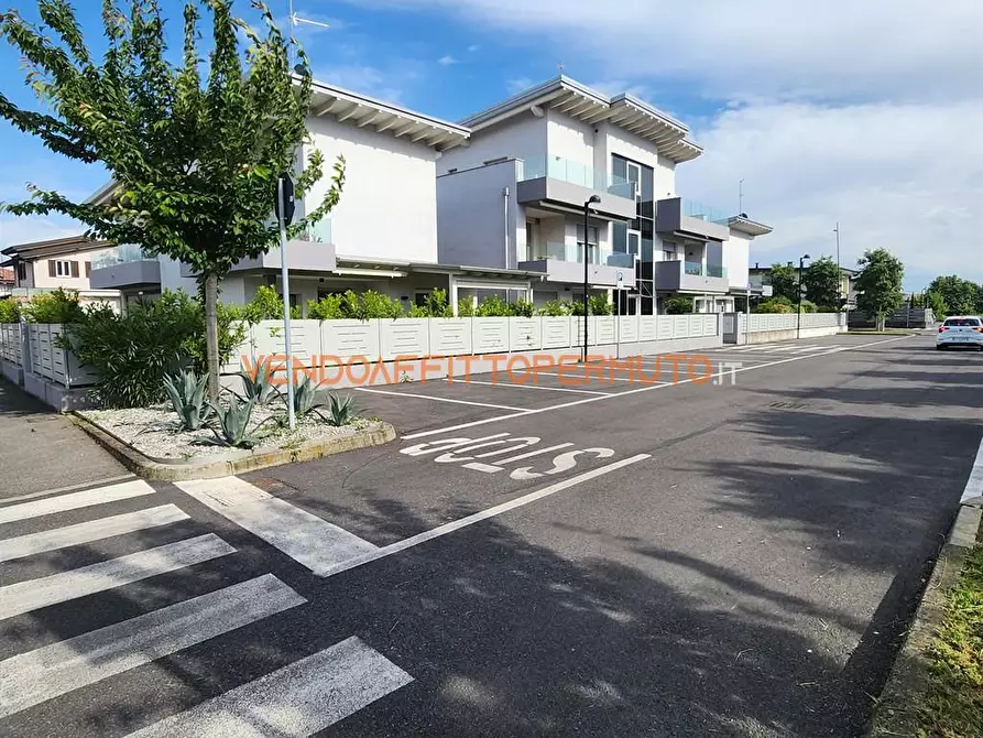 Immagine 9 di Villa in vendita  in Via Liguria snc a Romano Di Lombardia