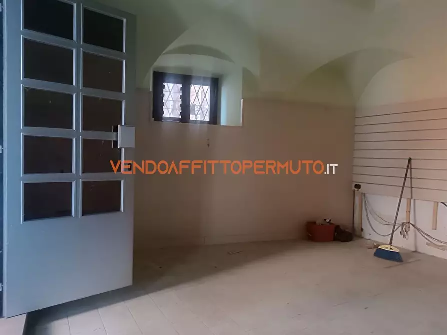 Immagine 5 di Negozio in vendita  in PIAZZA LOCATELLI a Carobbio Degli Angeli