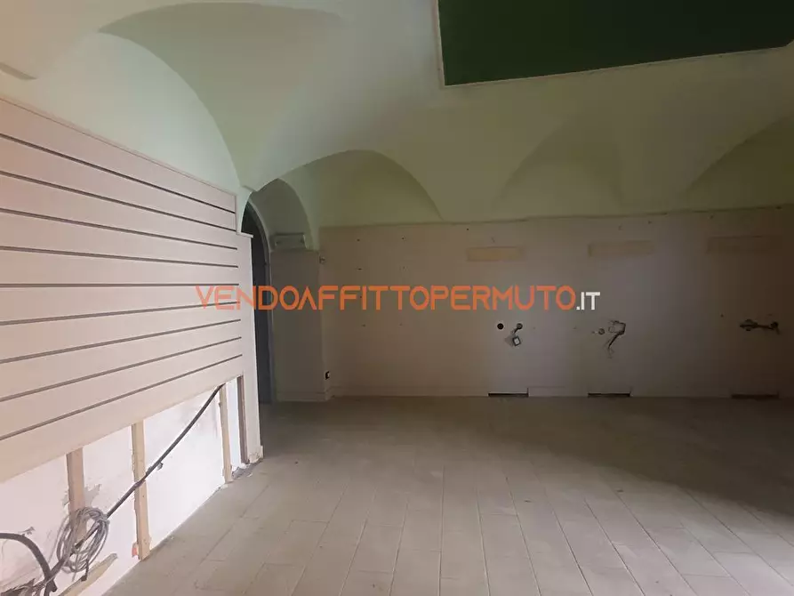 Immagine 1 di Negozio in affitto  in PIAZZA LOCATELLI a Carobbio Degli Angeli