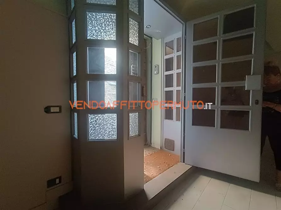 Immagine 3 di Negozio in affitto  in PIAZZA LOCATELLI a Carobbio Degli Angeli