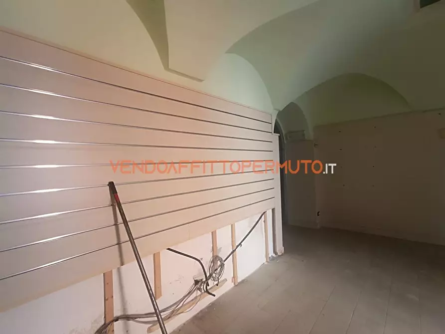 Immagine 2 di Negozio in affitto  in PIAZZA LOCATELLI a Carobbio Degli Angeli