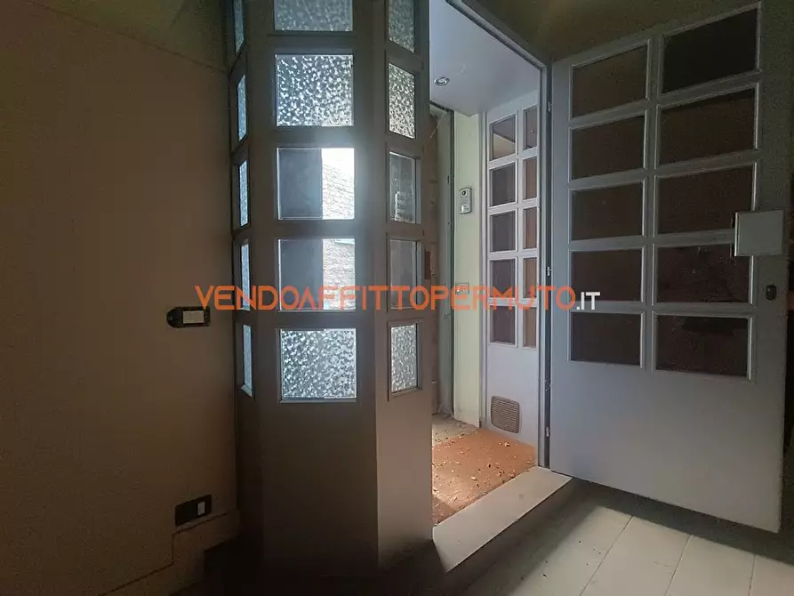 Immagine 4 di Negozio in affitto  in PIAZZA LOCATELLI a Carobbio Degli Angeli