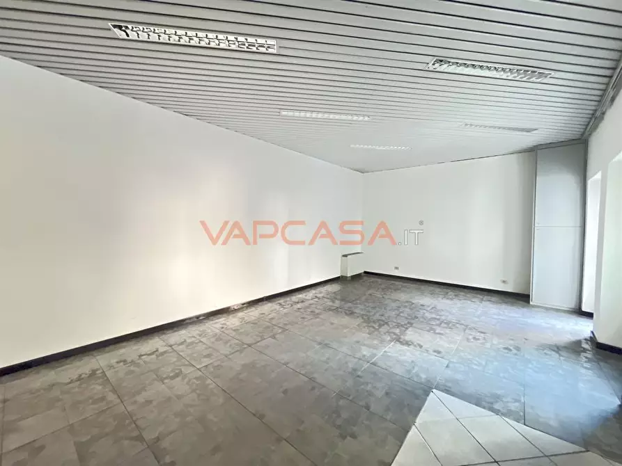 Immagine 3 di Locale commerciale in affitto  in VIA GIACOMO MATTEOTTI a Urgnano