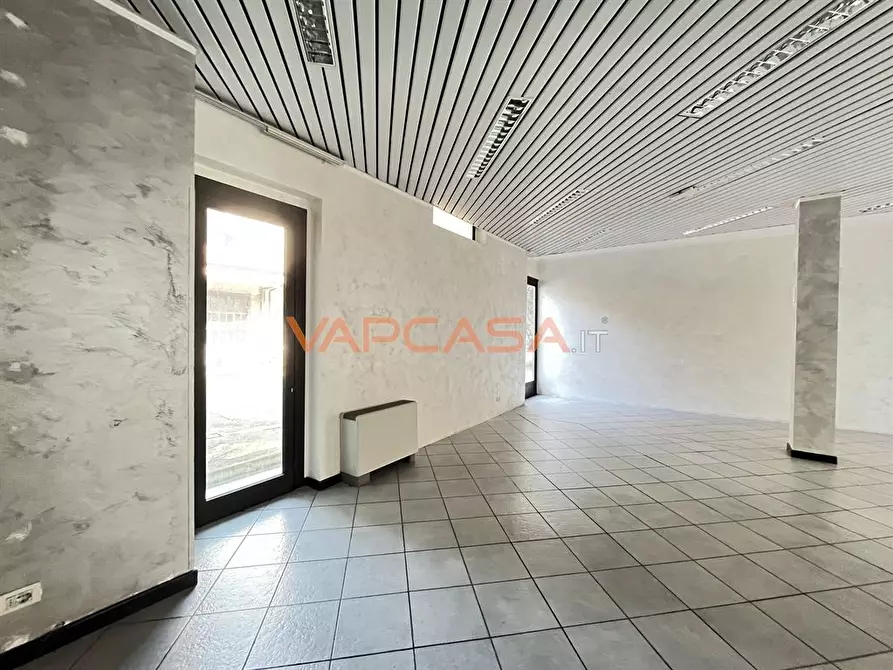 Immagine 2 di Locale commerciale in affitto  in VIA GIACOMO MATTEOTTI a Urgnano