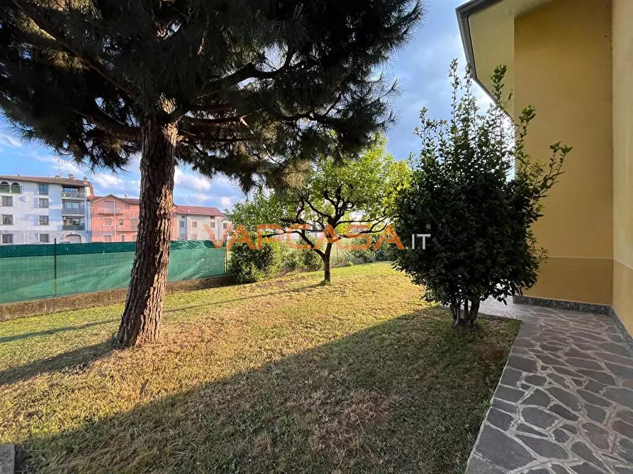 Immagine 5 di Appartamento in vendita  in via rossini a Lurano