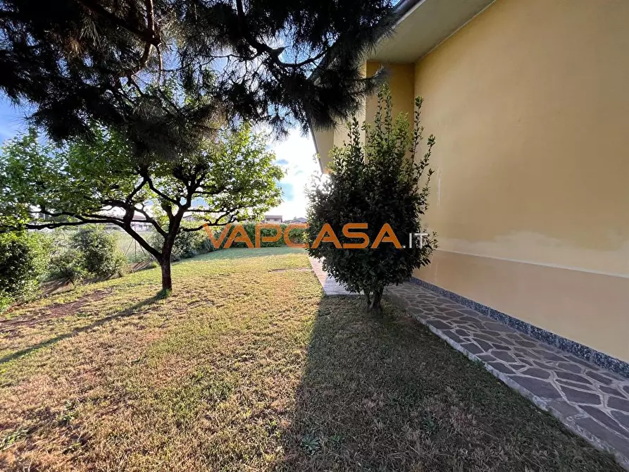 Immagine 6 di Appartamento in vendita  in via rossini a Lurano