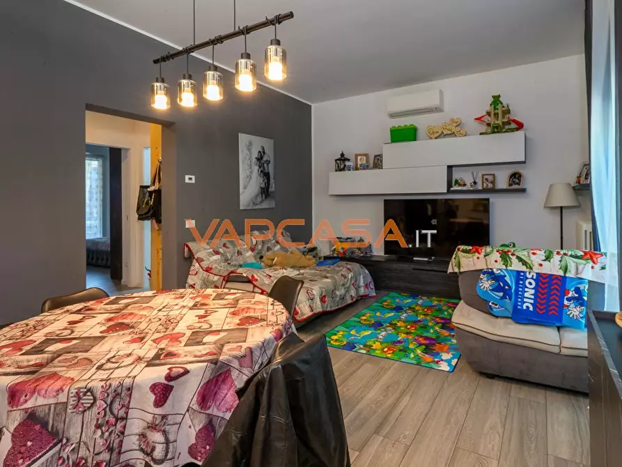 Immagine 2 di Appartamento in vendita  in VIA RAFFAELLO a Urgnano