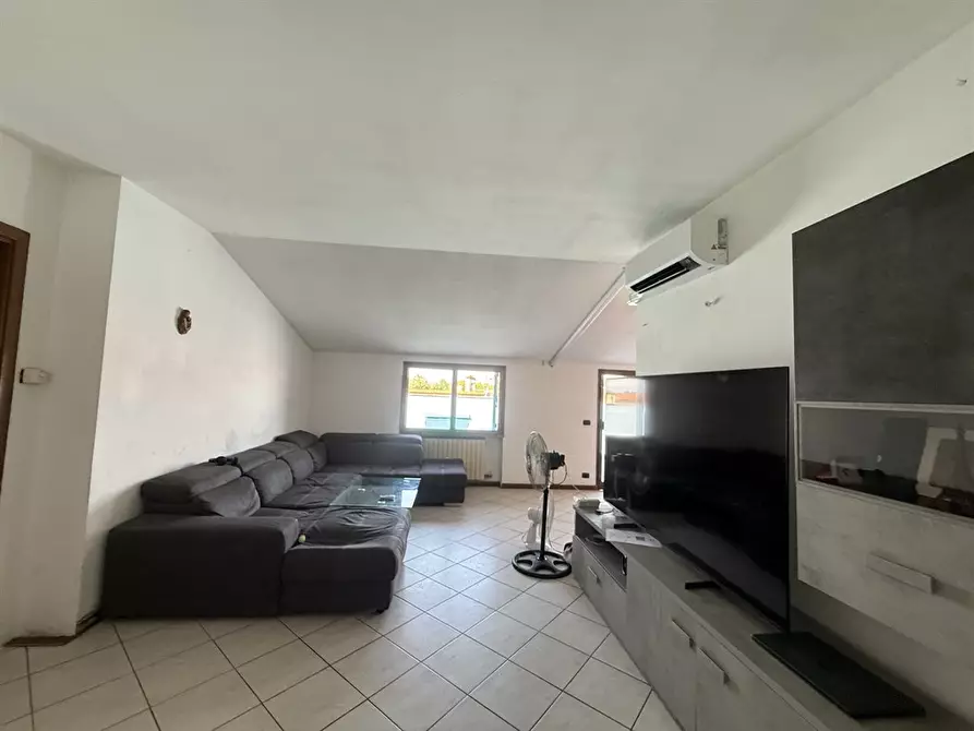Immagine 1 di Appartamento in vendita  in VIA GIOVANNI PAOLO II 145 a Romano Di Lombardia