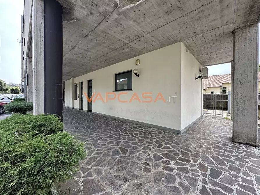 Immagine 7 di Negozio in vendita  a Treviglio