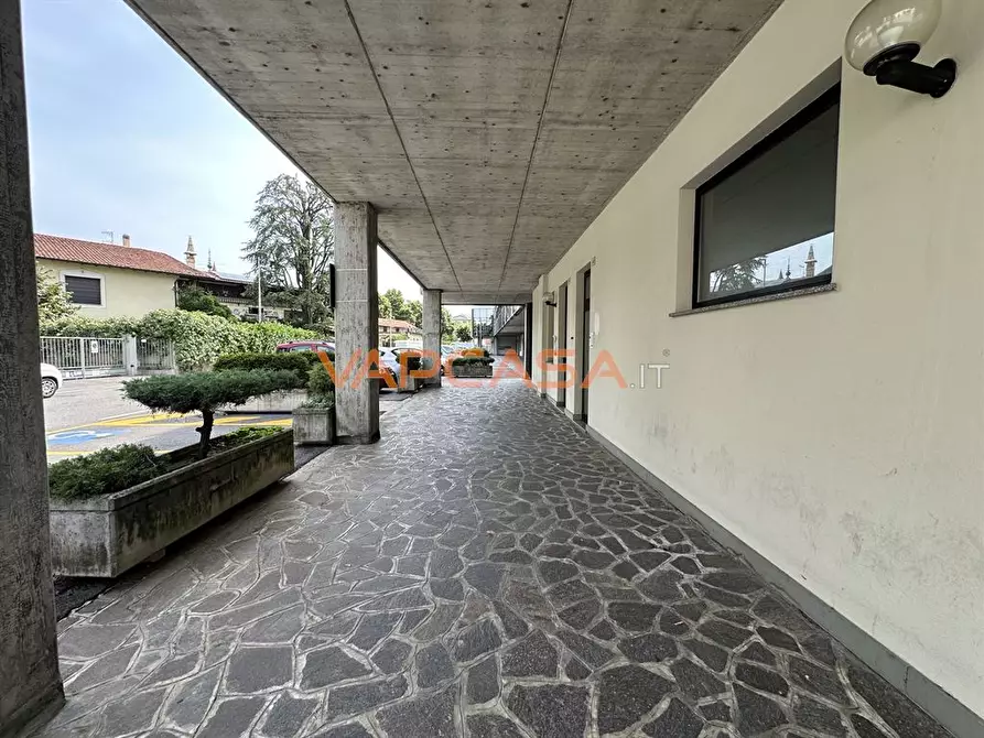Immagine 8 di Negozio in vendita  a Treviglio