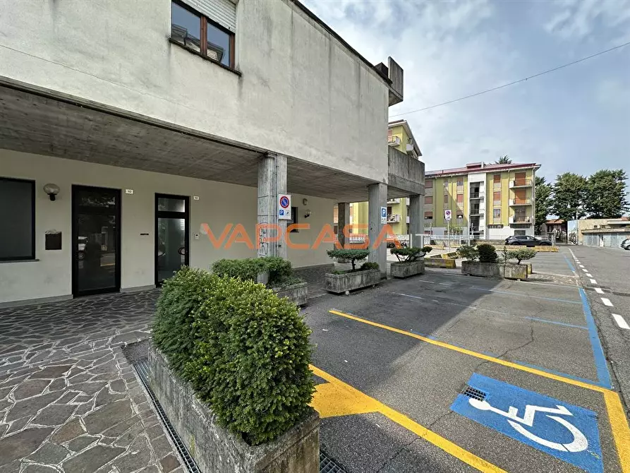 Immagine 4 di Negozio in vendita  a Treviglio