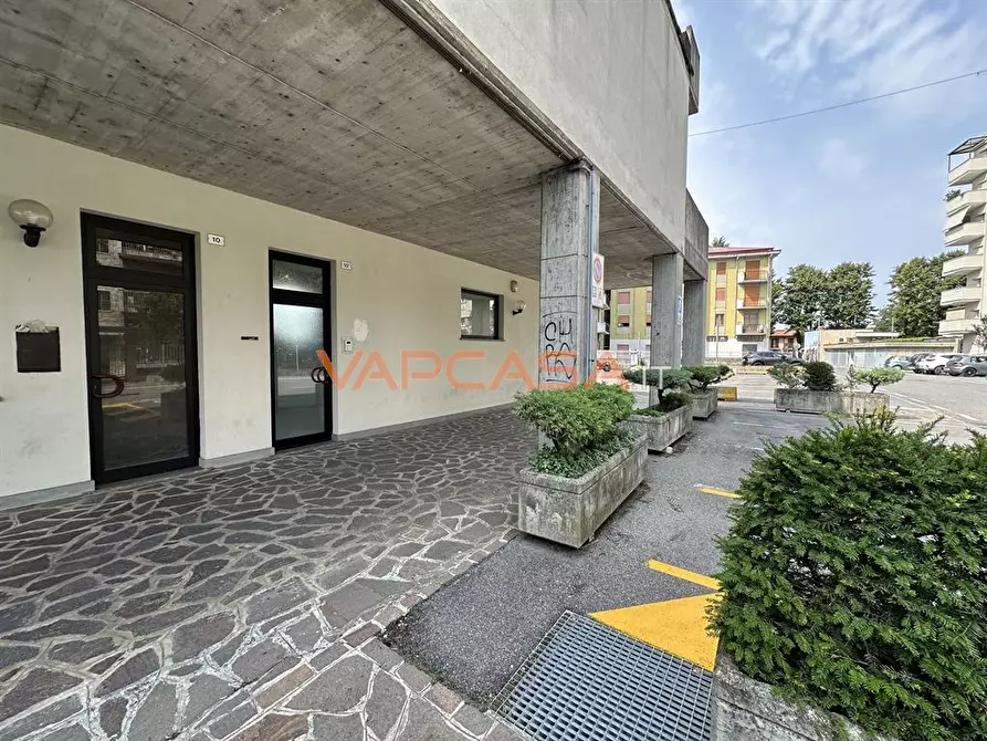 Immagine 5 di Negozio in vendita  a Treviglio