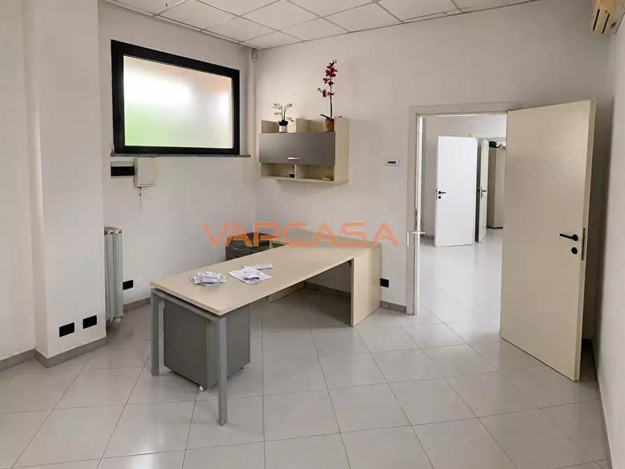 Immagine 1 di Negozio in vendita  a Treviglio