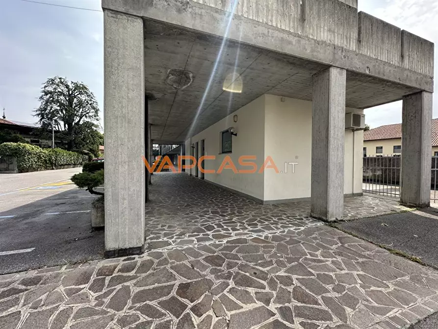 Immagine 6 di Negozio in vendita  a Treviglio