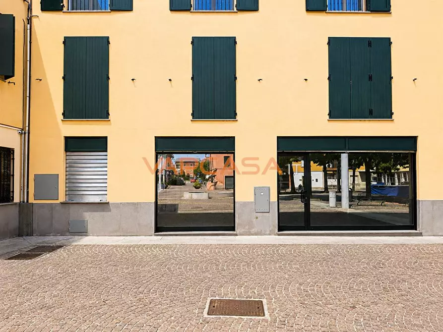 Immagine 4 di Negozio in affitto  in ciserano piazza pap giovanni a Ciserano
