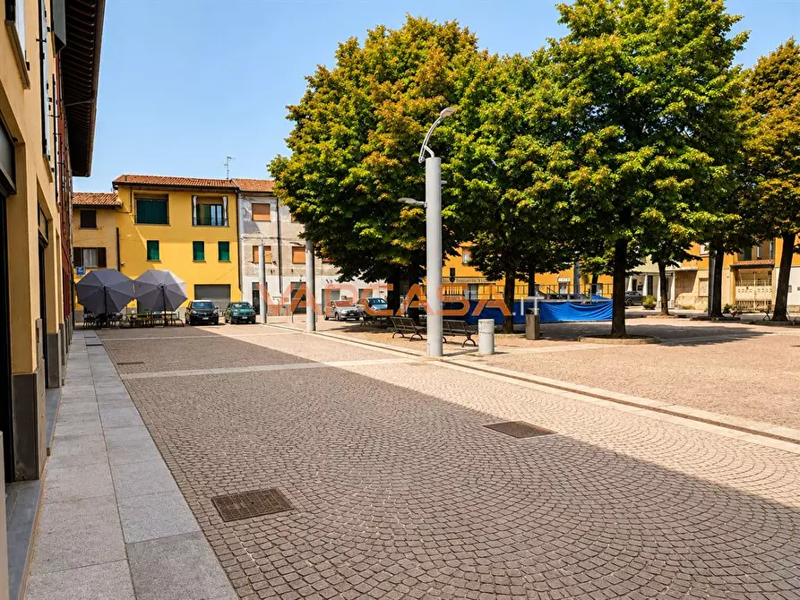 Immagine 3 di Negozio in affitto  in ciserano piazza pap giovanni a Ciserano