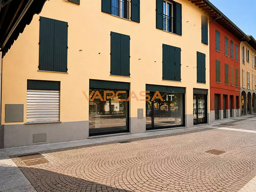 Immagine 2 di Negozio in affitto  in ciserano piazza pap giovanni a Ciserano