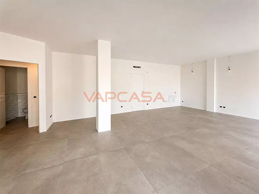 Immagine 5 di Negozio in affitto  in ciserano piazza pap giovanni a Ciserano