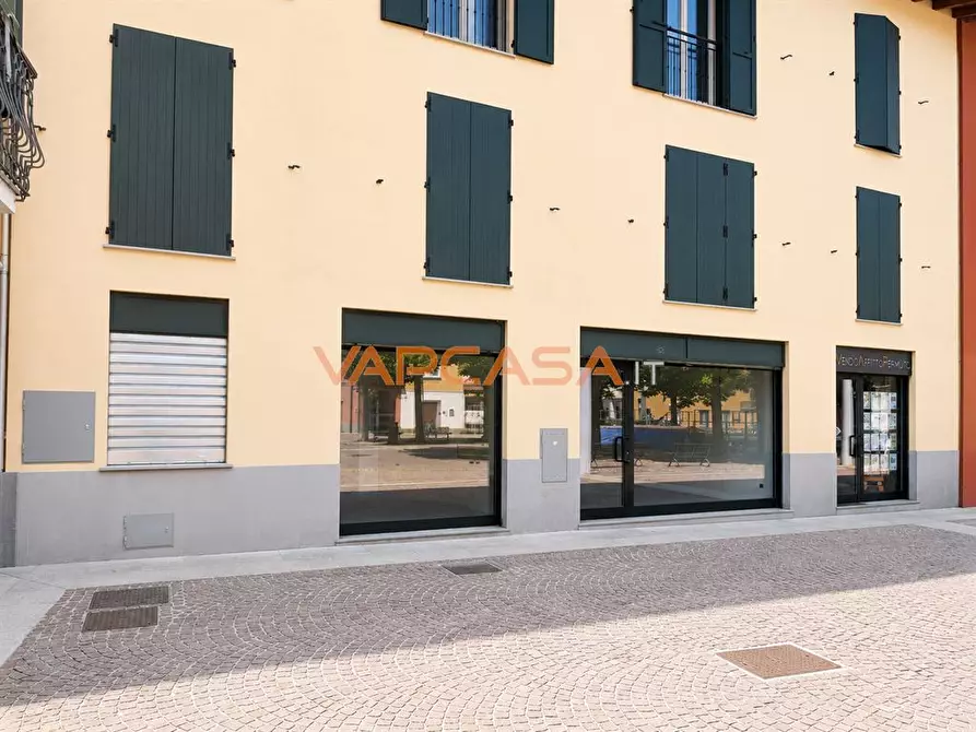 Immagine 1 di Negozio in affitto  in ciserano piazza pap giovanni a Ciserano