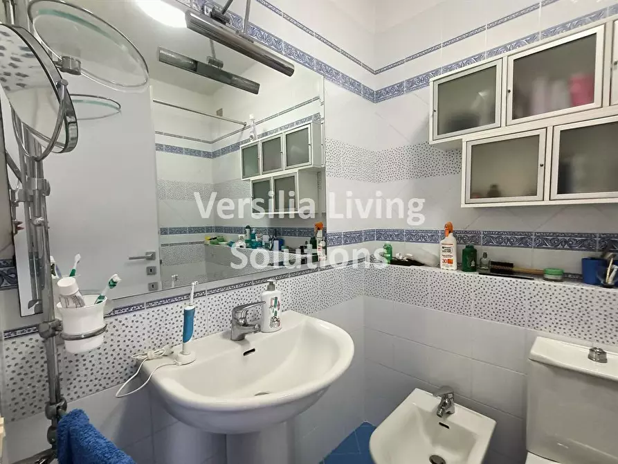 Immagine 4 di Appartamento in vendita  a Viareggio