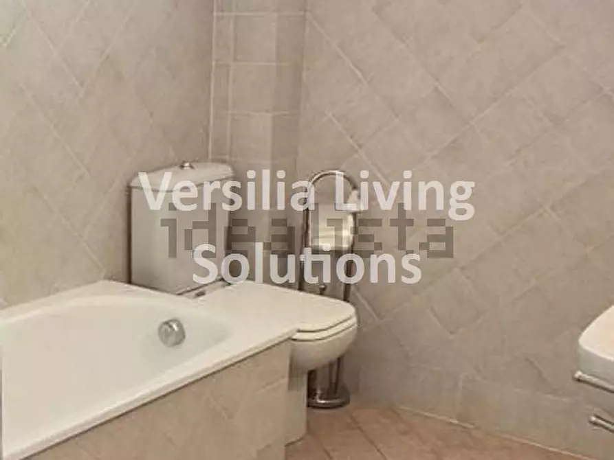 Immagine 1 di Appartamento in vendita  a Viareggio