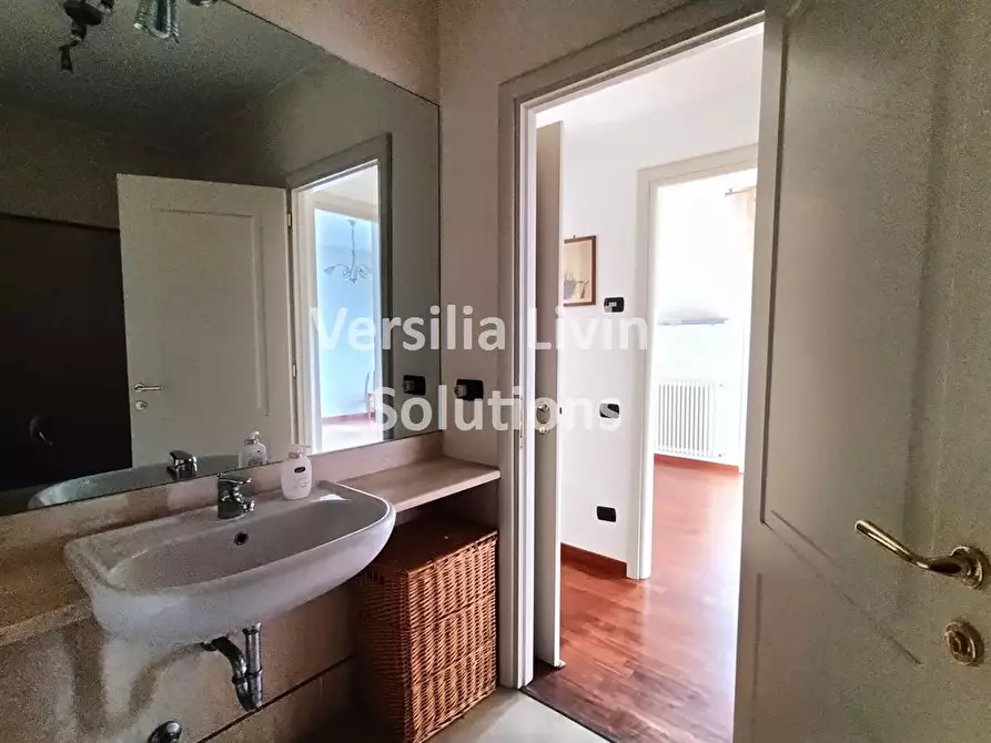 Immagine 9 di Appartamento in vendita  a Viareggio