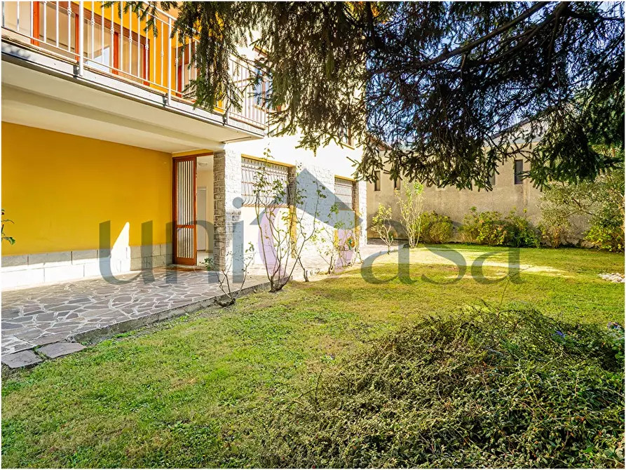 Immagine 1 di Casa semindipendente in vendita  a Lecco