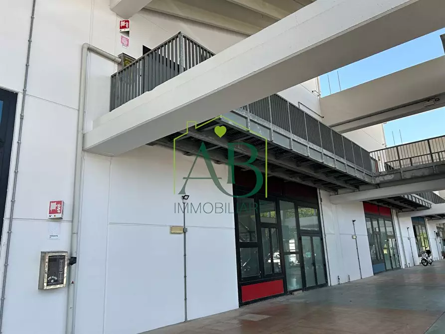Immagine 8 di Locale commerciale in affitto  a Ravenna