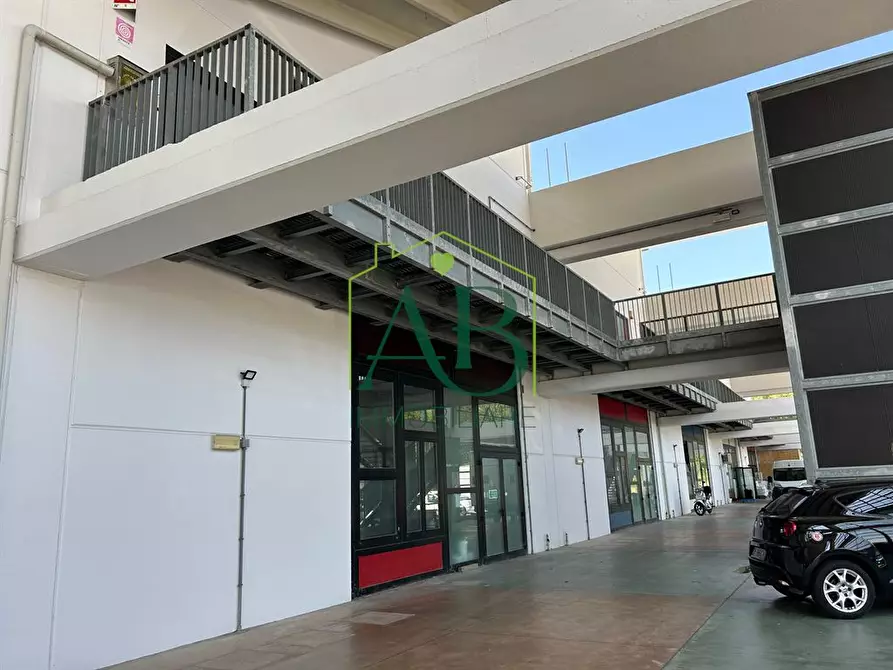 Immagine 7 di Locale commerciale in affitto  a Ravenna