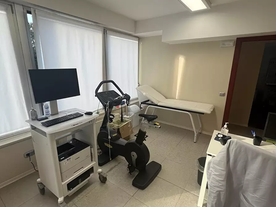 Immagine 1 di Negozio in affitto  in VIA LUNGOLAGO DI CALCINATE 88 a Varese