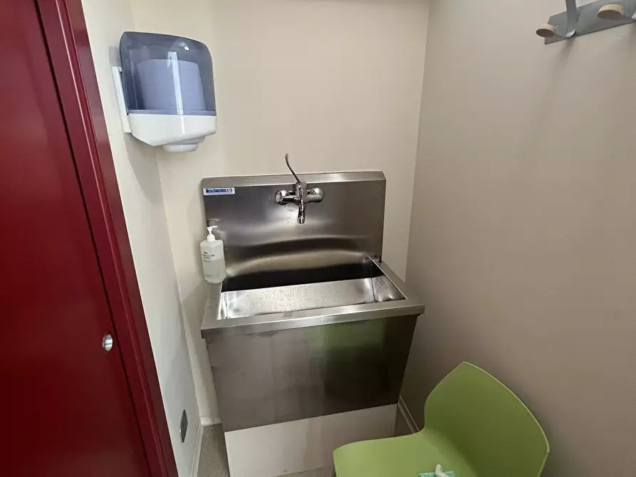 Immagine 3 di Negozio in affitto  in VIA LUNGOLAGO DI CALCINATE 88 a Varese