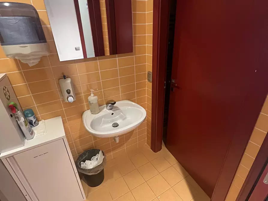 Immagine 6 di Negozio in vendita  in VIA LUNGOLAGO DI CALCINATE 88 a Varese