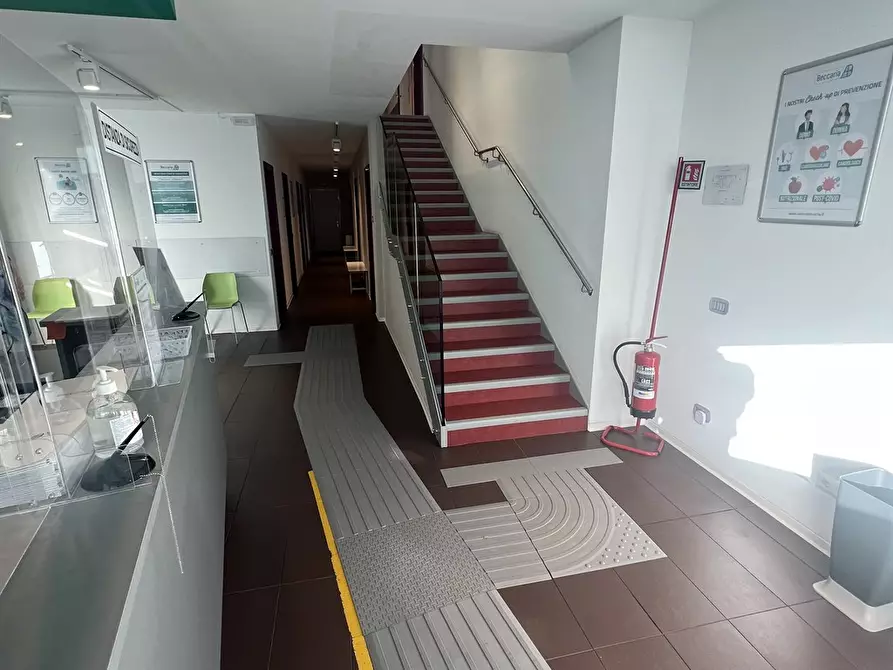 Immagine 7 di Ufficio in vendita  in VIA LUNGOLAGO DI CALCINATE 88 a Varese