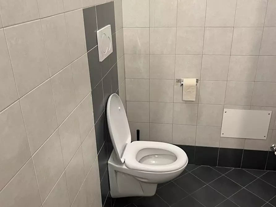 Immagine 2 di Negozio in affitto  in VIA LUNGOLAGO DI CALCINATE 88 a Varese