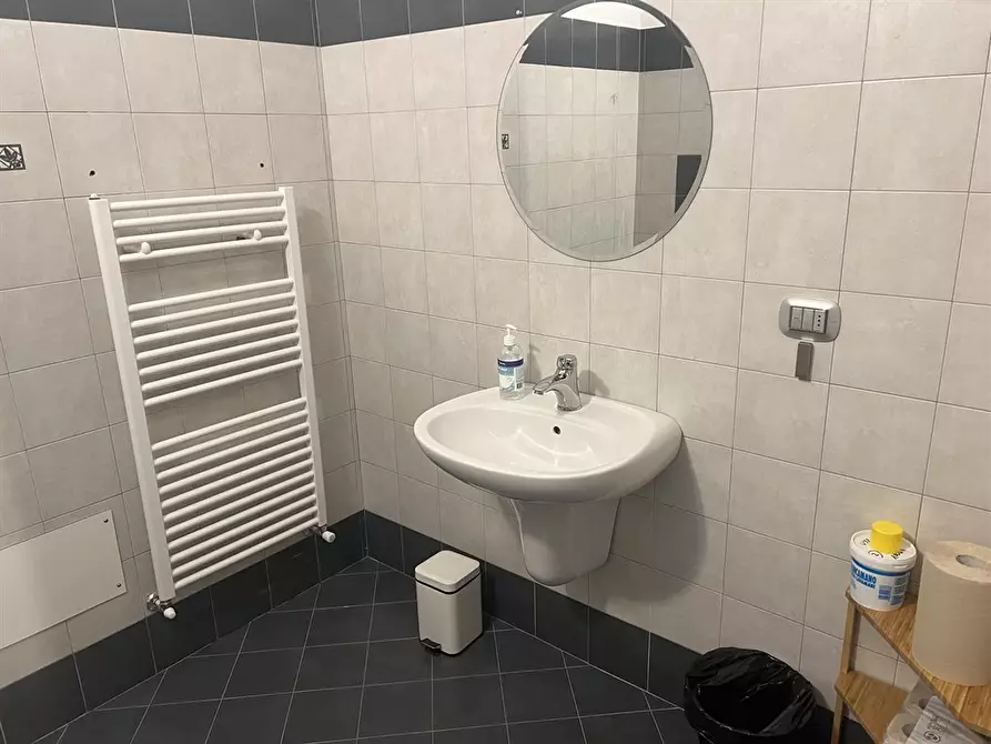 Immagine 1 di Negozio in affitto  in VIA LUNGOLAGO DI CALCINATE 88 a Varese