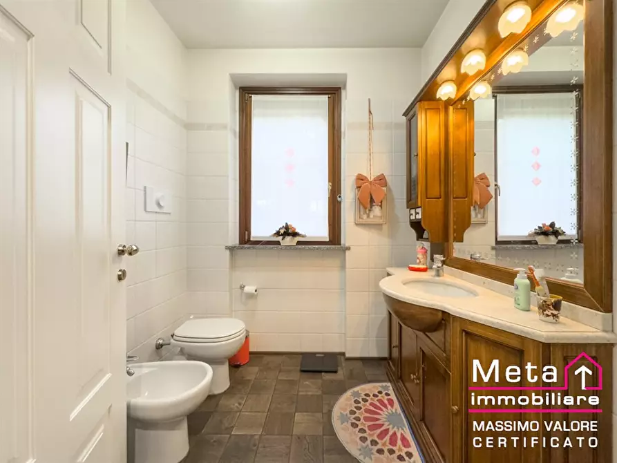 Immagine 1 di Villa in vendita  a Tribiano