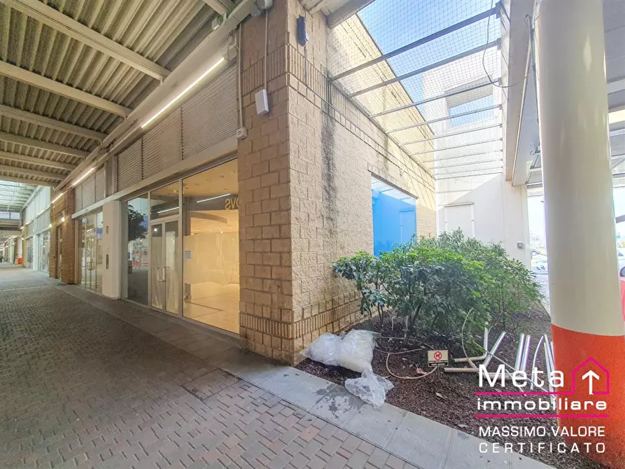 Immagine 1 di Negozio in affitto  in via dei Rioni a Pantigliate