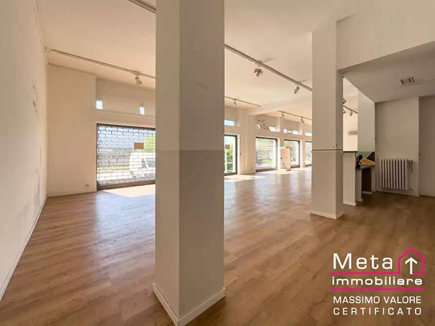 Immagine 7 di Negozio in vendita  in via della Liberazione 9 a Peschiera Borromeo