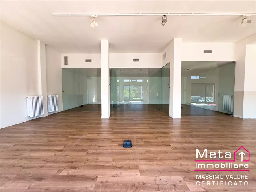 Immagine 1 di Negozio in vendita  in via della Liberazione 9 a Peschiera Borromeo