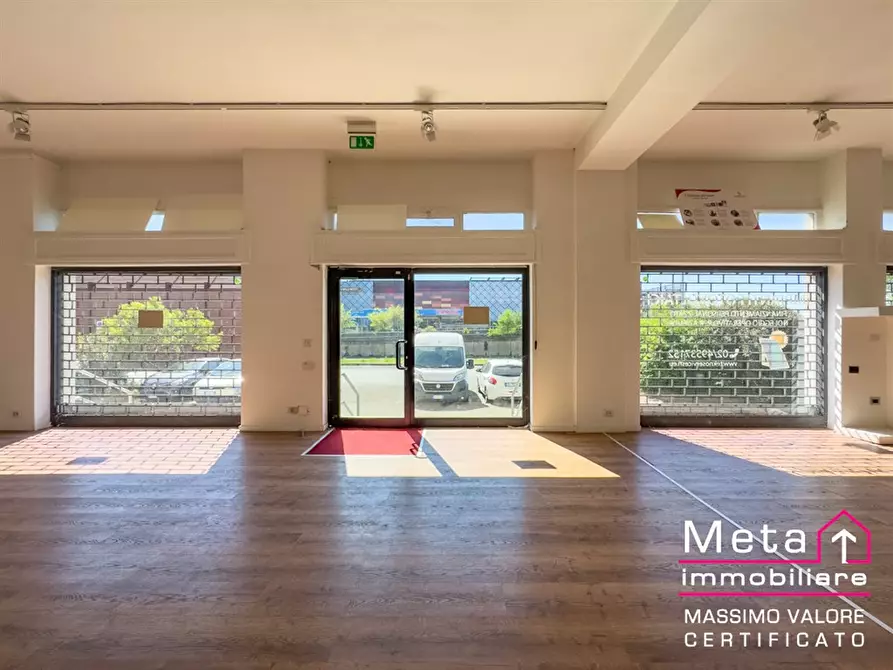 Immagine 9 di Negozio in vendita  in via della Liberazione 9 a Peschiera Borromeo