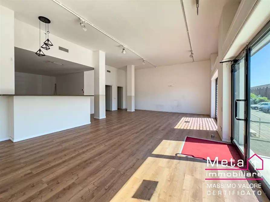 Immagine 2 di Negozio in vendita  in via della Liberazione 9 a Peschiera Borromeo