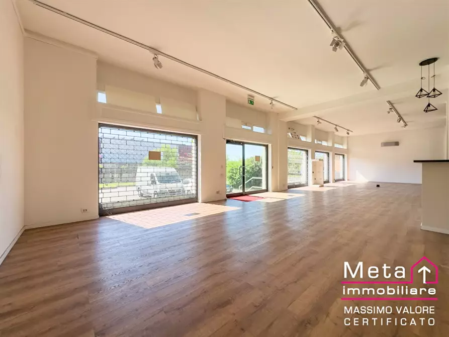 Immagine 8 di Negozio in vendita  in via della Liberazione 9 a Peschiera Borromeo