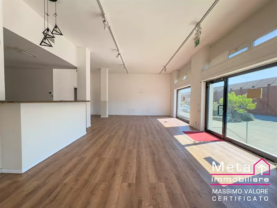 Immagine 3 di Negozio in vendita  in via della Liberazione 9 a Peschiera Borromeo