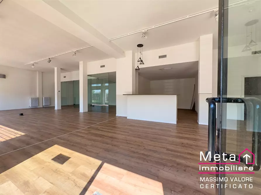 Immagine 4 di Negozio in vendita  in via della Liberazione 9 a Peschiera Borromeo