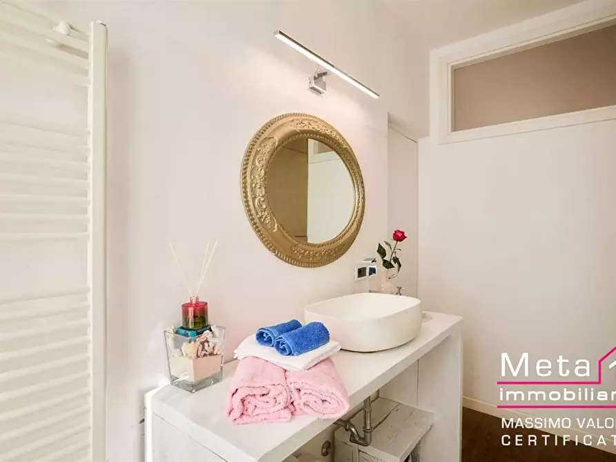 Immagine 1 di Appartamento in vendita  in Via Alzaia Naviglio Pavese 260 a Milano